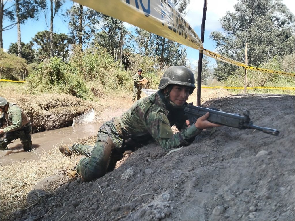 Militares se entrenan en técnicas de infiltración