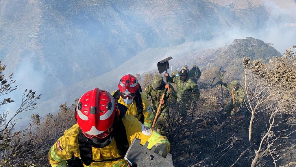 Ejército Ecuatoriano trabaja para aplacar incendio forestal