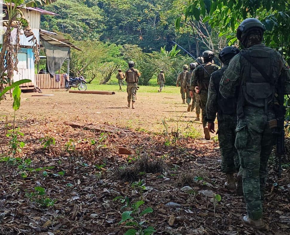 Operativos militares localizan área de grupos armados