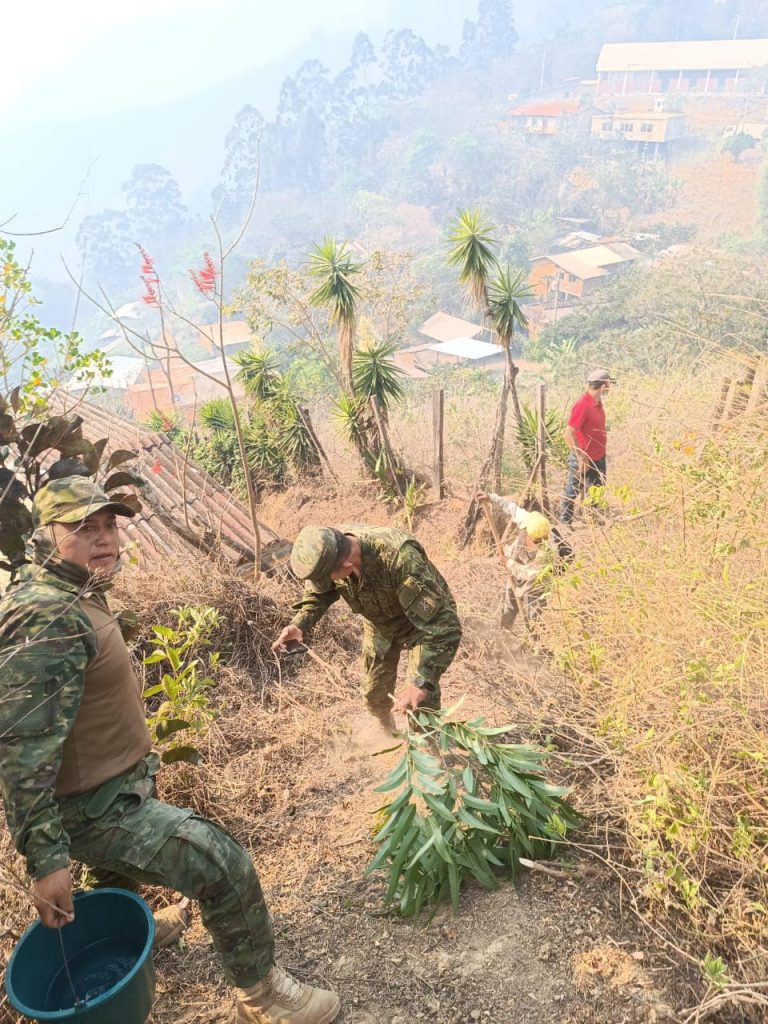 Militares se unen para control el fuego en Quilanga