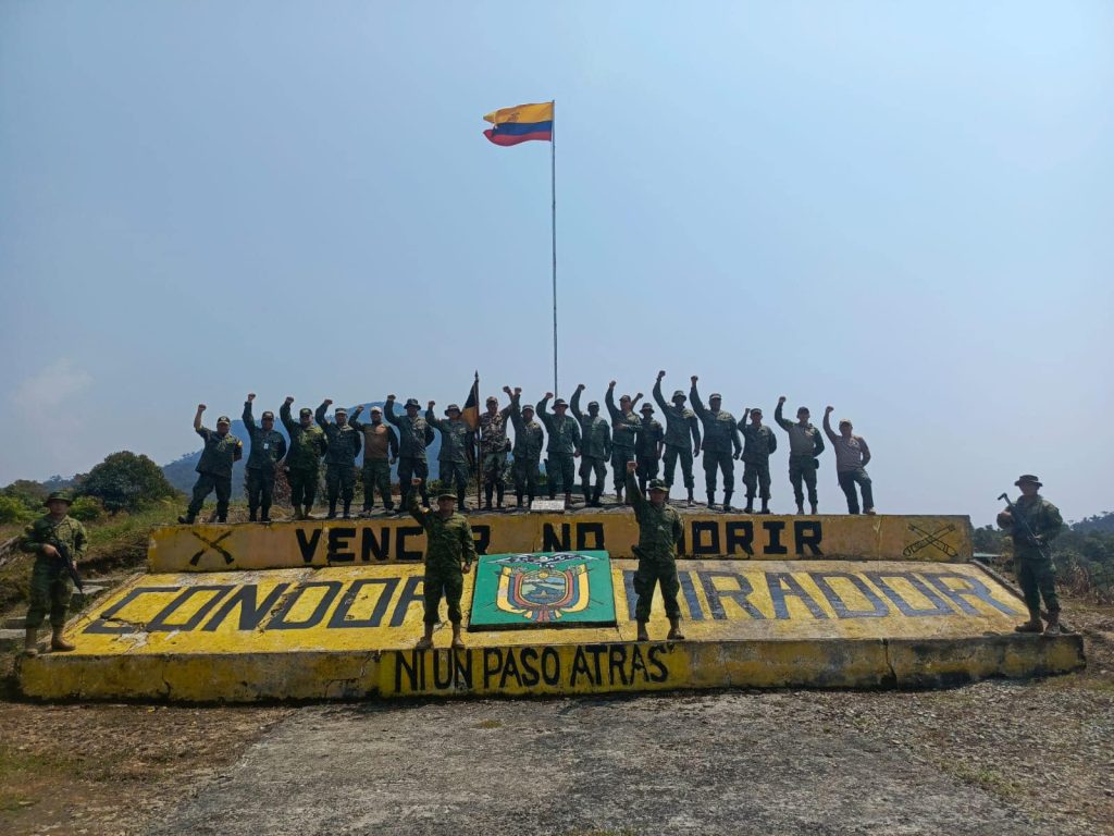 Excombatientes del Cenepa visitan el Batallón de Selva Gualaquiza