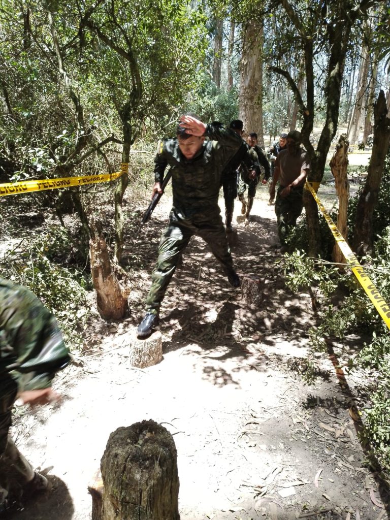 Militares entrenan en pista de infiltración