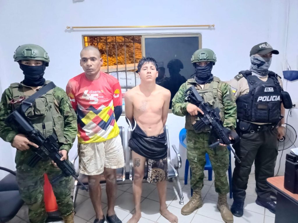 El Ejército Ecuatoriano realizando operaciones militares en el sector barrio 9 de Octubre del cantón Arenillas, detecta dos sujetos con actitud sospechosa, que por fuentes humanas, serían expendedores de SCSF, quienes al notar la presencia militar salen huyendo del sector e ingresan a una casa abandonada, siendo neutralizados en el lugar por el personal militar. Tras realizarles una revisión minuciosa se logra obtener sobres de sustancias sujetas a fiscalización (marihuana), terminales móviles, dinero en efectivo, relojes, arma blanca. En la operación se realizó la aprehensión de los dos individuos, quienes junto a las evidencias, fueron puestos a órdenes de las autoridades competentes para su trámite legal correspondiente. #EjércitoEcu #Arenillas #FuerzasArmadas #RadioNaval #SoyNaval #fiscalización #marihuana Fuente: Ejército Ecuatoriano