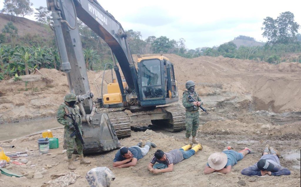 Militares controlan la minería ilegal en Piñas