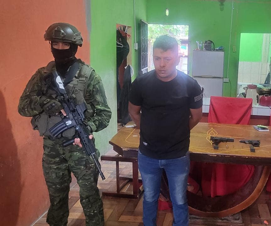 En la provincia del Guayas, en Lomas de Sargentillo, miembros del Ejército Ecuatoriano al realizar operaciones CAMEX aprehendieron a un individuo, que en su poder tenía armas y municiones. El sujeto presunto integrante de un GAO y las evidencias fueron puestas a órdenes de las autoridades competentes, para los trámites respectivos. #EjércitoECU #FuerzasArmadas #RadioNaval #SoyNaval #CAMEX #GAO #LomasSargentillo #Guayas Fuente: Ejéricto Ecuatoriano