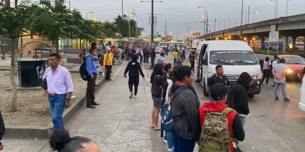 Continúa paro de transportistas en Guayaquil