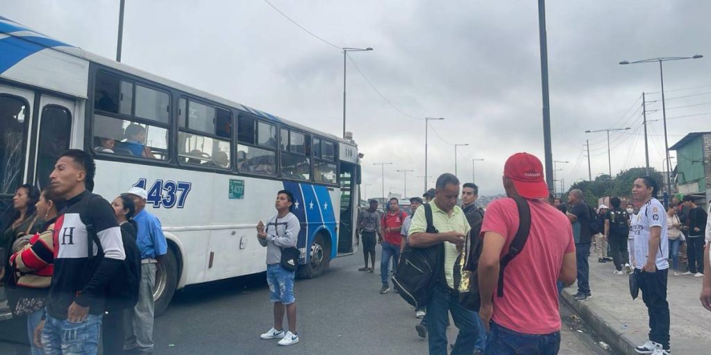 Paro de transportistas sorprendió a Guayaquil