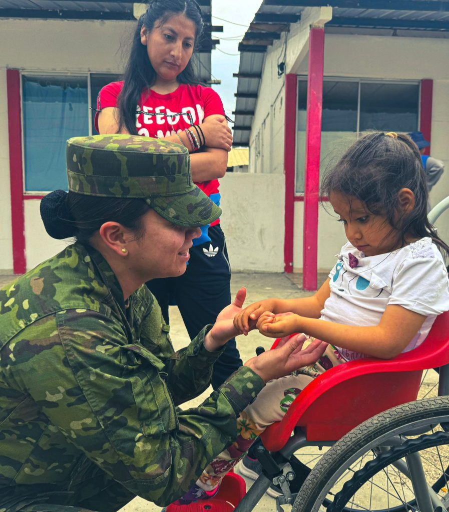 Militares en acción solidaria