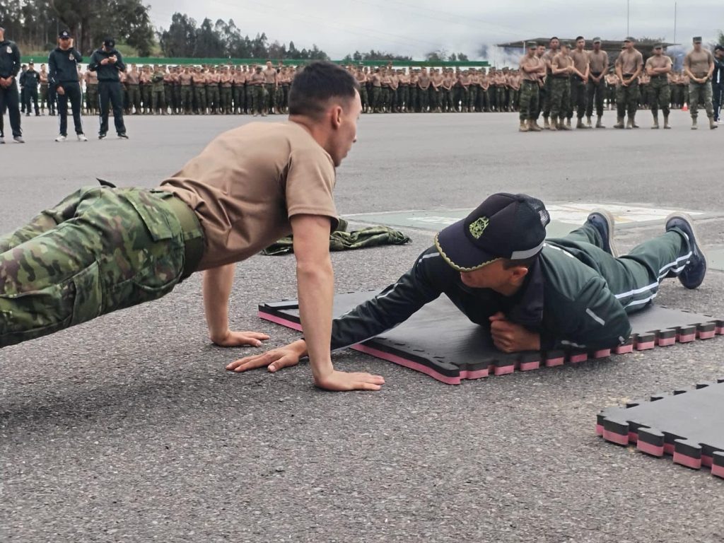 Militares celebran Día del Paracaidismo en Ambato