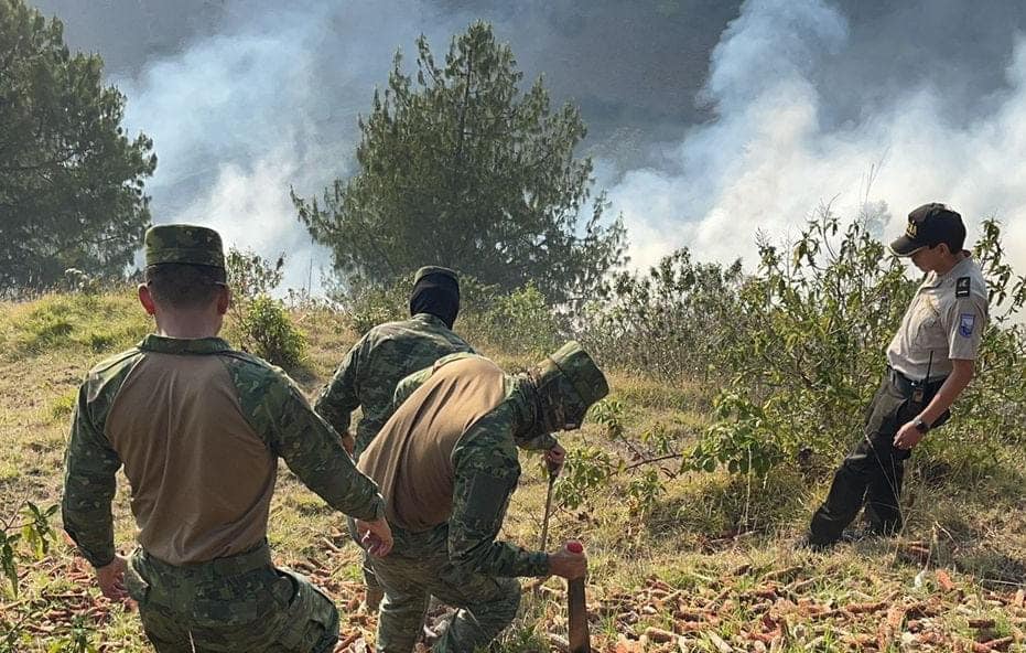 Militares controlan incendio en Chimbo