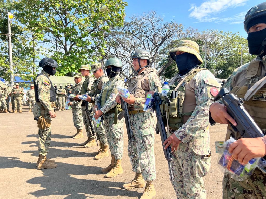 Medicinas y alimentos a militares que resguardan la penitenciaría