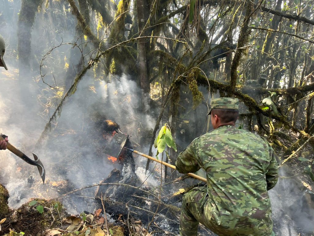 FF.AA. y bomberos trabajan para apagar incendio en Azuay