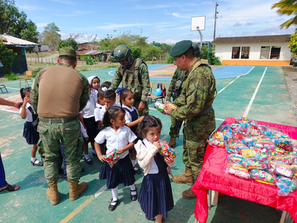 Militares realizan obra social en Palmales