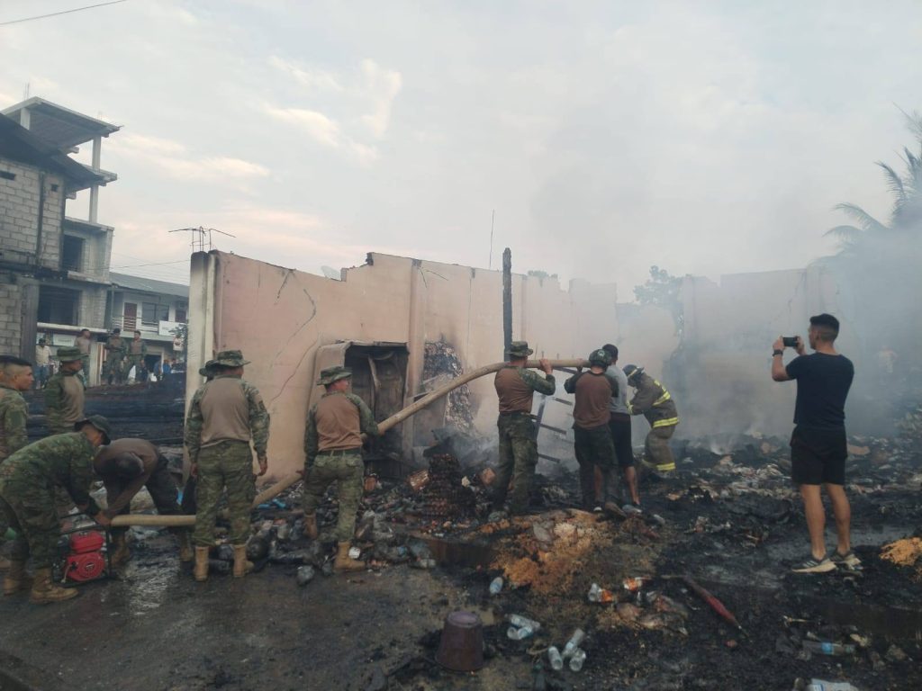 La madrugada de este 17 de enero de 2025, la Brigada de Selva N.º 17 Pastaza, a través del Batallón de Selva N.° 50 Morona, con su personal y medios, ayudaron a controlar y sofocar un incendio de gran magnitud, en el centro de la ciudad de Taisha, el cual consumió varios locales comerciales. El personal militar intervino para evitar la pérdida de vidas humanas y más daños materiales. #EjércitoECU #FuerzasArmadas #RadioNaval #SoyNaval #Taisha Fuente: Ejército Ecuatoriano La madrugada de este 17 de enero de 2025, la Brigada de Selva N.º 17 Pastaza, a través del Batallón de Selva N.° 50 Morona, con su personal y medios, ayudaron a controlar y sofocar un incendio de gran magnitud, en el centro de la ciudad de Taisha, el cual consumió varios locales comerciales. El personal militar intervino para evitar la pérdida de vidas humanas y más daños materiales. #EjércitoECU #FuerzasArmadas #RadioNaval #SoyNaval #Taisha Fuente: Ejército Ecuatoriano