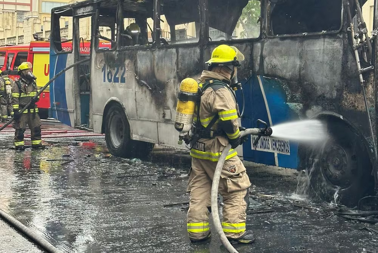 Bus se incendia en pleno centro Guayaquil
