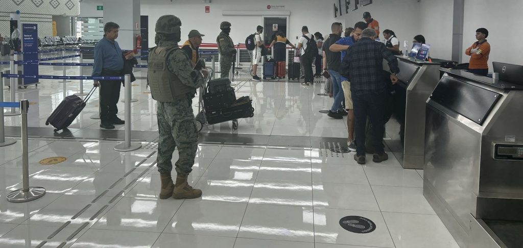 Fuerzas Armadas controlan aeropuerto en Manta