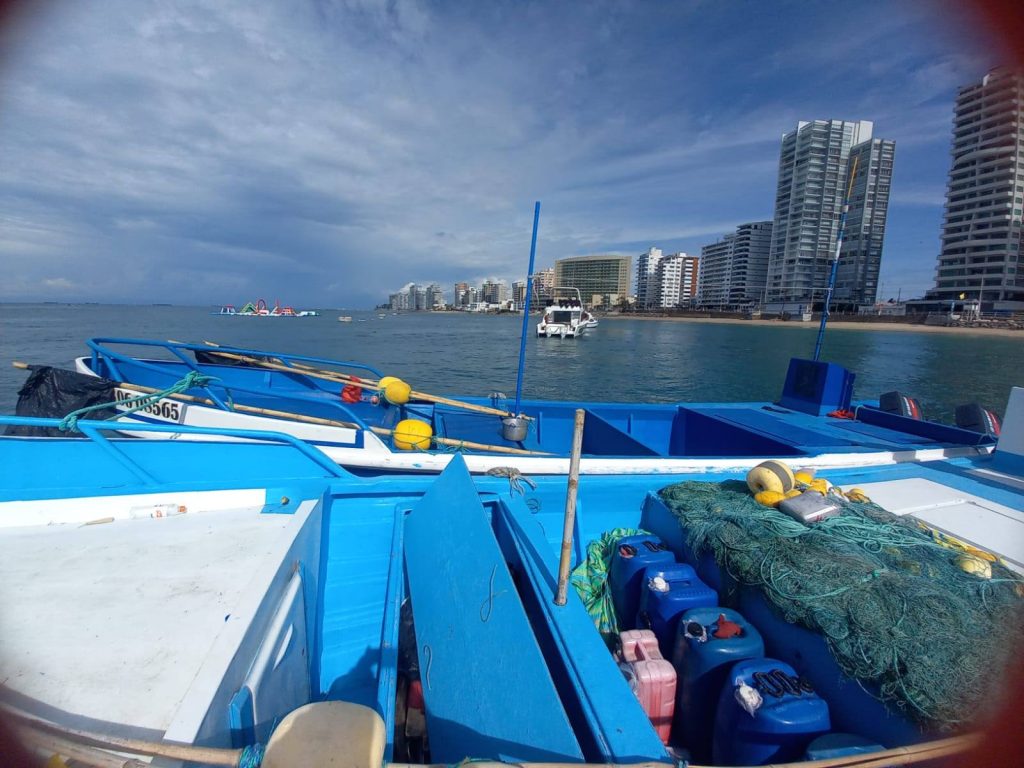 Armada del Ecuador detiene embarcaciones con combustible ilegal