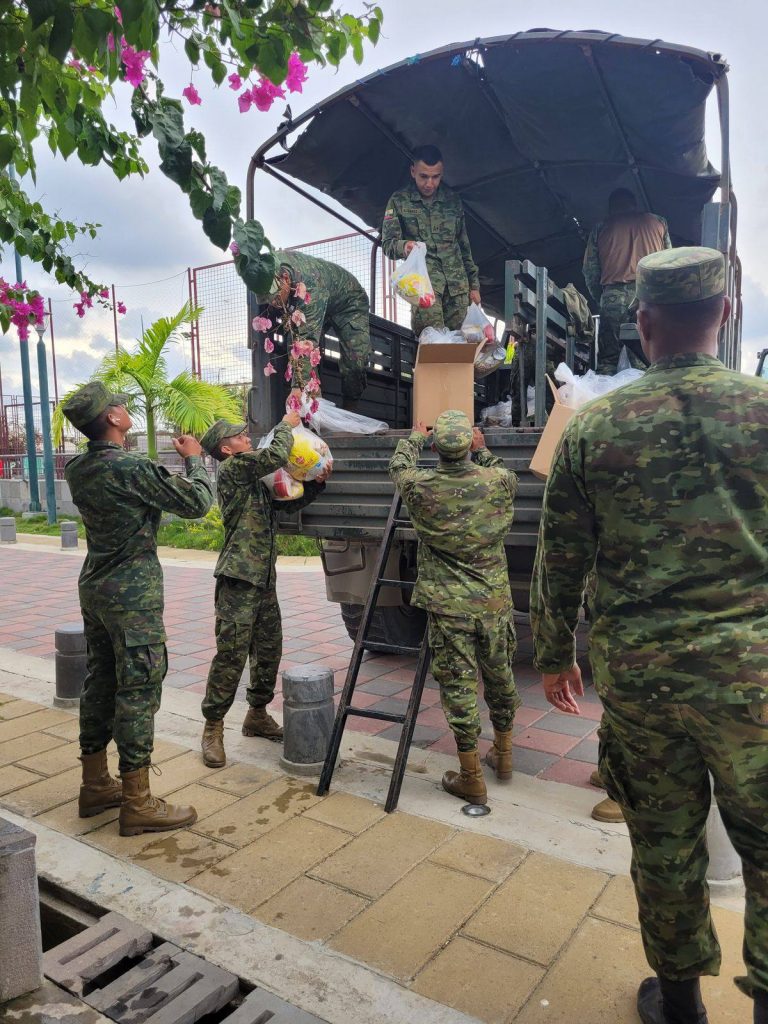 Militares en acción solidaria en Salinas