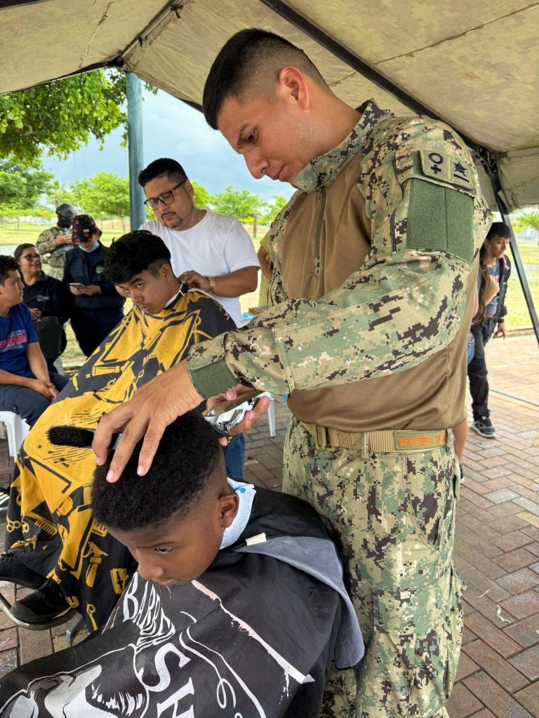 Armada del Ecuador realiza brigada social en Machala
