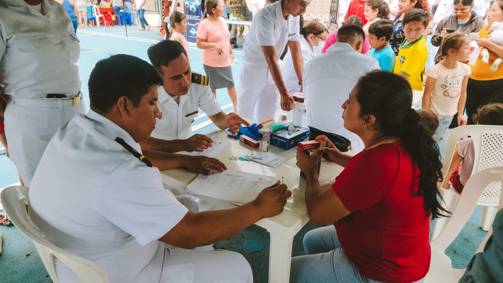 Armada del Ecuador solidaria en Nueva Prosperina