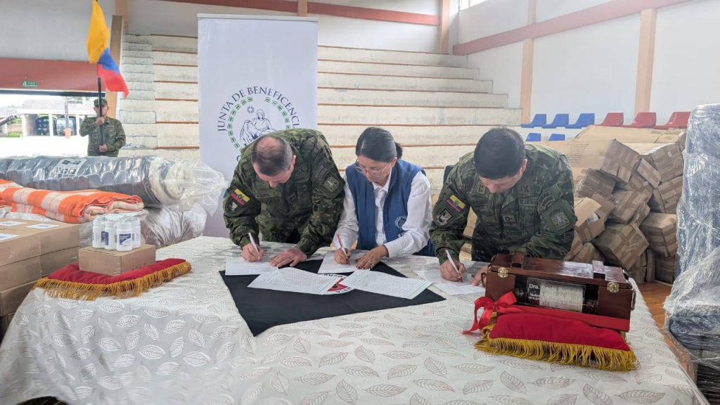 Militares reciben donativos de la Junta de Beneficencia de Guayaquil