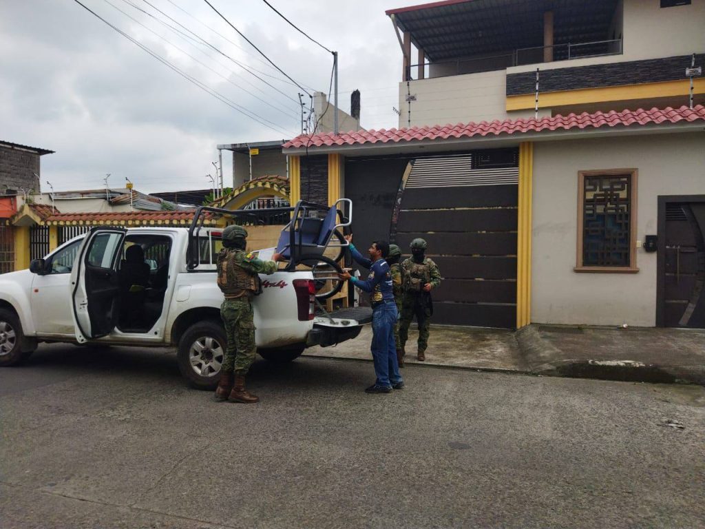 Militares realizan acción cívica en Quevedo