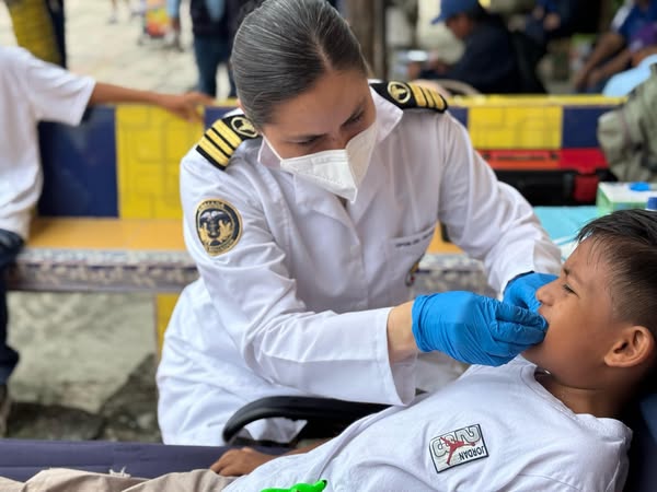 Fuerzas Armadas celebran el Día del Niño con acción cívica en el golfo de Guayaquil