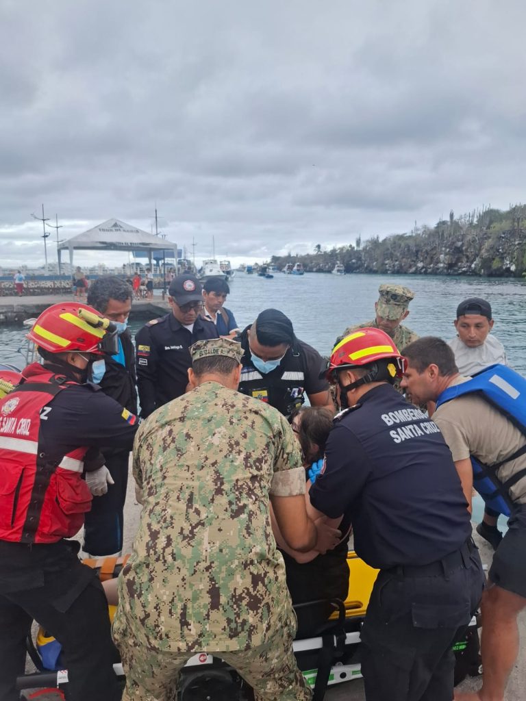 Fuerzas Armadas asiste en traslado marítimo de emergencia
