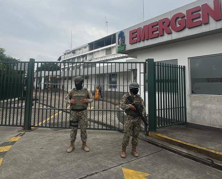 Armada del Ecuador al frente de hospitales públicos