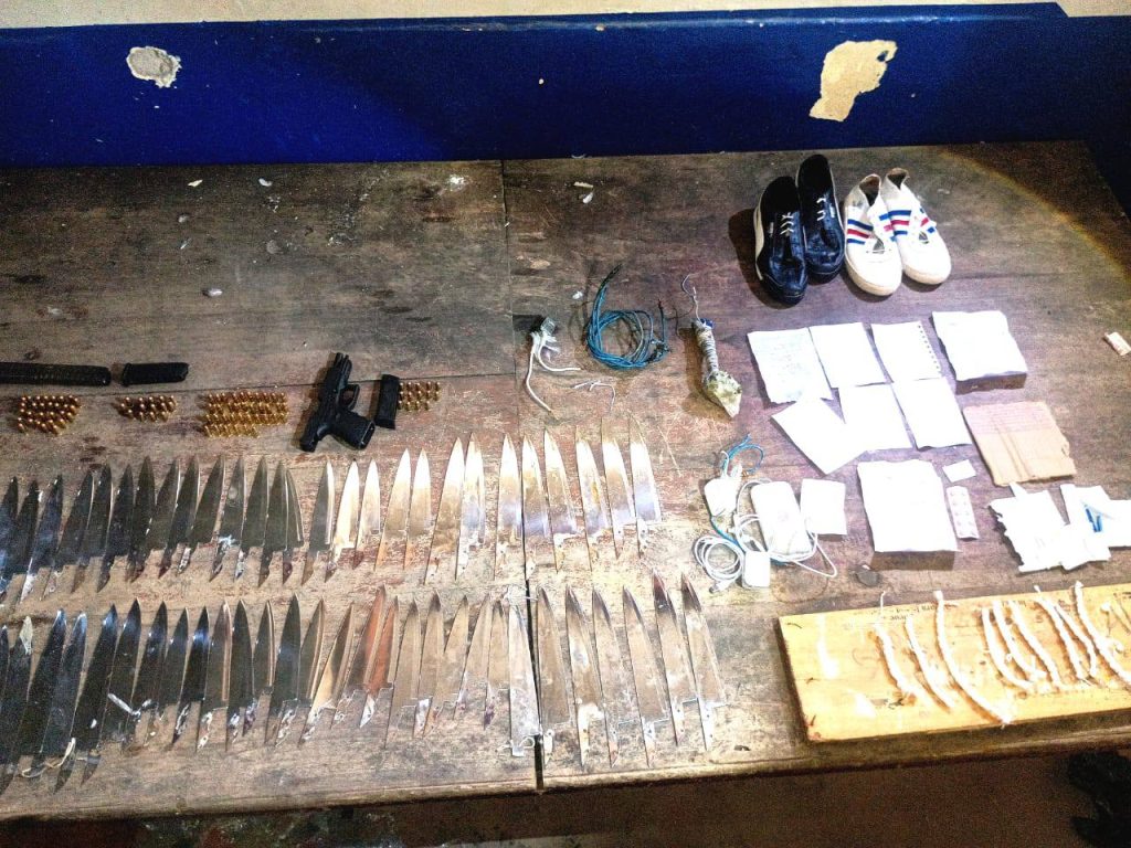 Fuerzas Armadas decomisa armamento en cárcel de El Oro