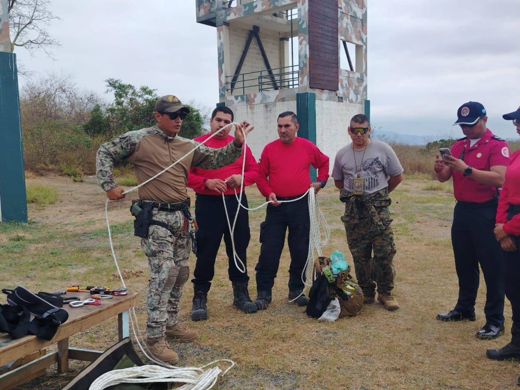 Armada del Ecuador se capacita en técnicas de rescate