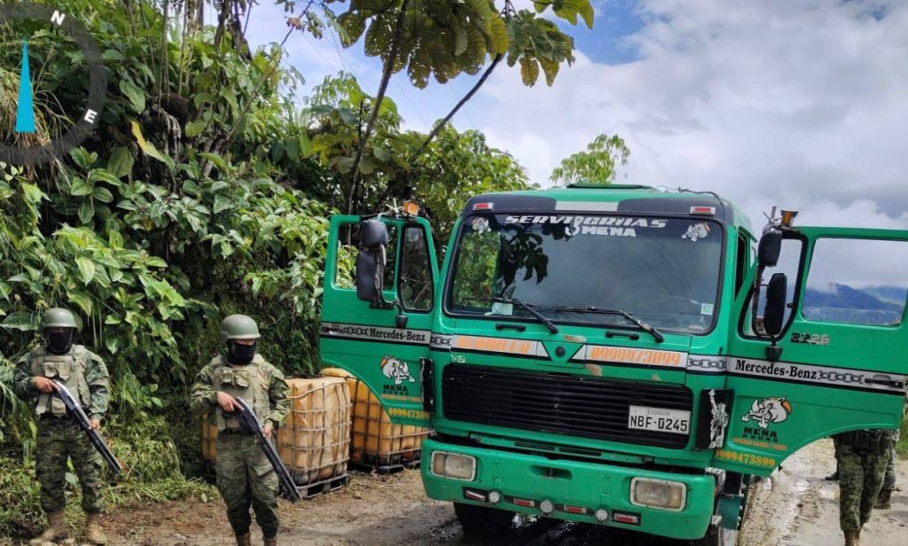 Militares localizan combustible de contrabando
