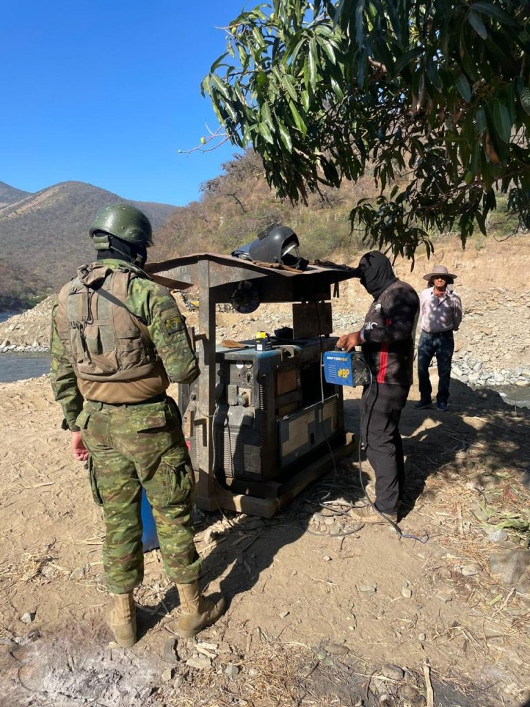 FF. AA. frena la minería ilegal en Celica