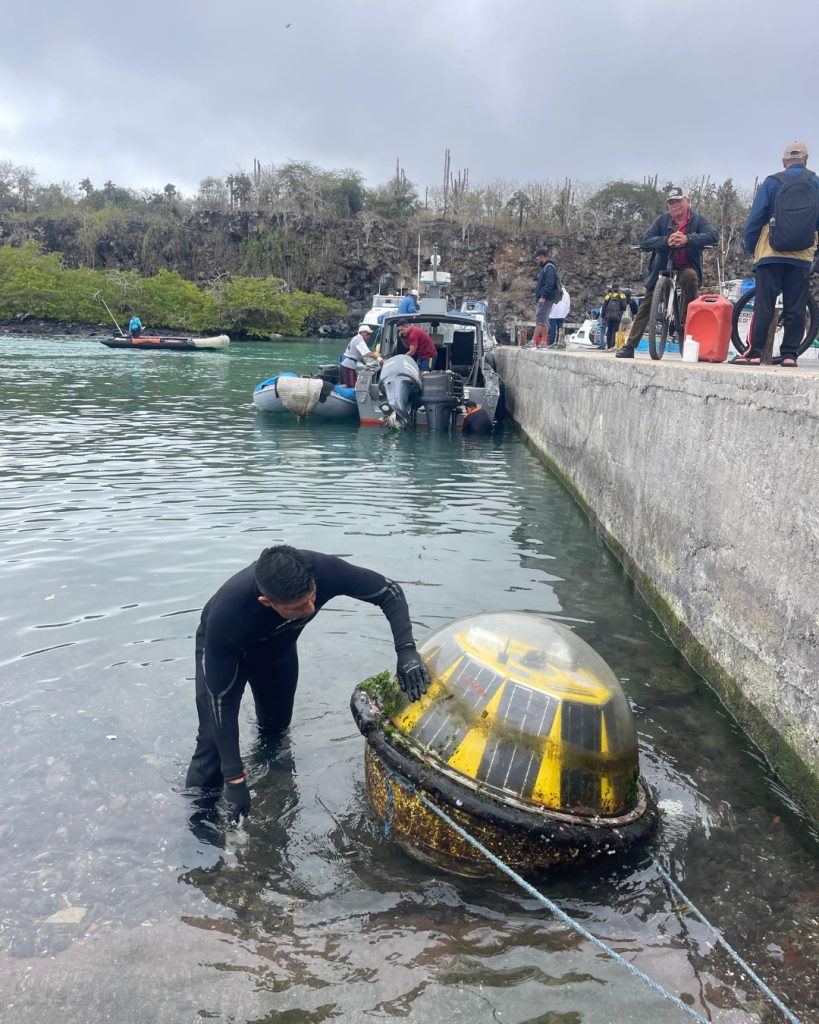 Inocar ejecuta el mantenimiento de la boya de oleaje triaxys