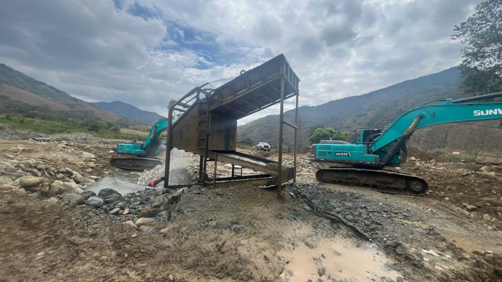 Fuerzas Armadas desmantela minería ilegal en Macará