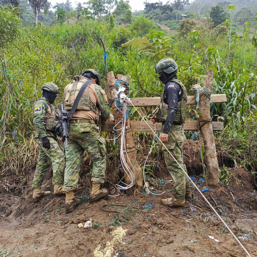 Mediante información de inteligencia militar, efectivos de las FF.AA. ejecutaron una operación en el cantón Tulcán, provincia del Carchi, con la finalidad de neutralizar actividades relacionadas con la minería ilegal. La acción militar generó una afectación a la estructura económica de los grupos dedicados a la minería ilegal en la zona. Se procedió a decomisar cuatrocientos sacos de material aurífero, veinte cápsulas cebadas, cincuenta tacos de anfo artesanal, mil metros de soga y varias herramientas. Las Fuerzas Armadas a través del Ejército Ecuatoriano mantienen su compromiso con la protección del ambiente, la defensa de los recursos naturales y el control del territorio nacional, contribuyendo a garantizar la seguridad y el bienestar de la ciudadanía. #ejércitoecuatoriano #FFAAContigo #PorUnEcuadorSeguroLibreYSoberano #RadioNaval #SoyNaval Fuente: Ejército Ecuatoriano