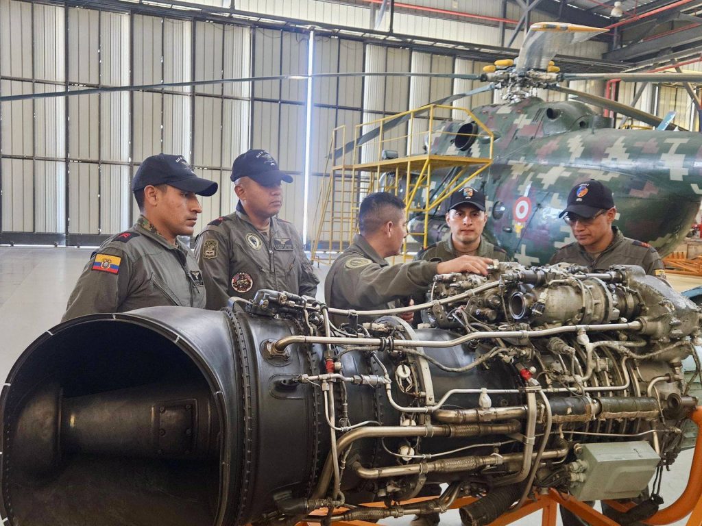 Aviadores del Ejército se capacitan en Perú