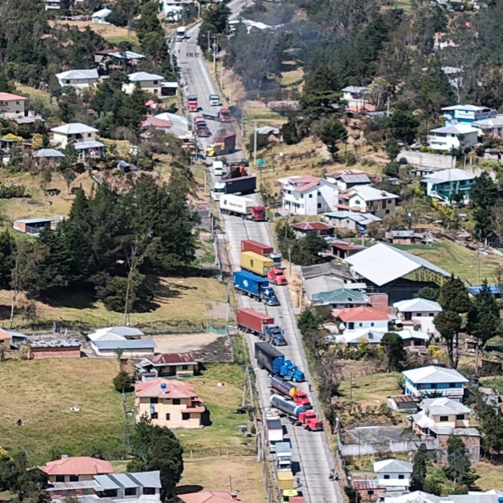 FF.AA. advierte la amenaza de evitar el paso de camiones con combustible