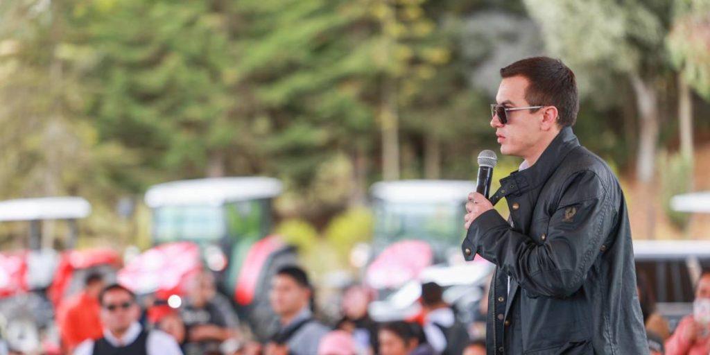 Presidente Noboa emite la disponibilidad a tres vicealmirantes y un general