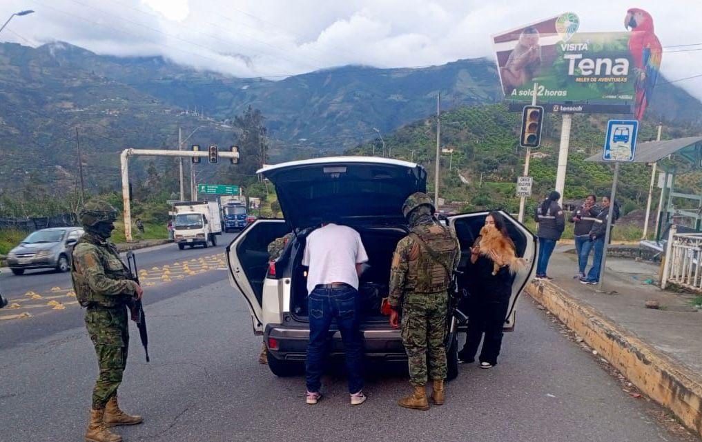 Militares refuerzan los controles de seguridad en las carreteras