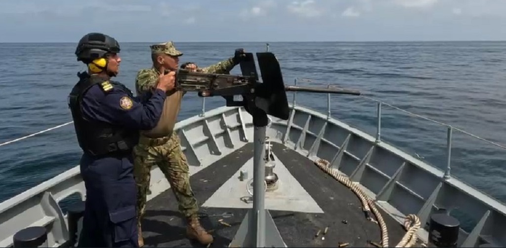 La Armada del Ecuador a través del Comando de Gurdacostas fortalece la seguridad en los espacios acuáticos, los uniformados intensifican sus operaciones de vigilancia y control en el Golfo de Guayaquil. Los patrullajes en los principales puertos comerciales, muelles y zonas costeras de litoral ecuatoriano, se ejecutan a través del Sistema de Monitoreo Satelital de Tráfico Marítimo y Fluvial en tiempo real, durante #YoSoyNaval #EcuadorLibreSeguroYSoberano #FuerzasArmadas #RadioNaval #SoyNaval Fuente: Armada del Ecuador