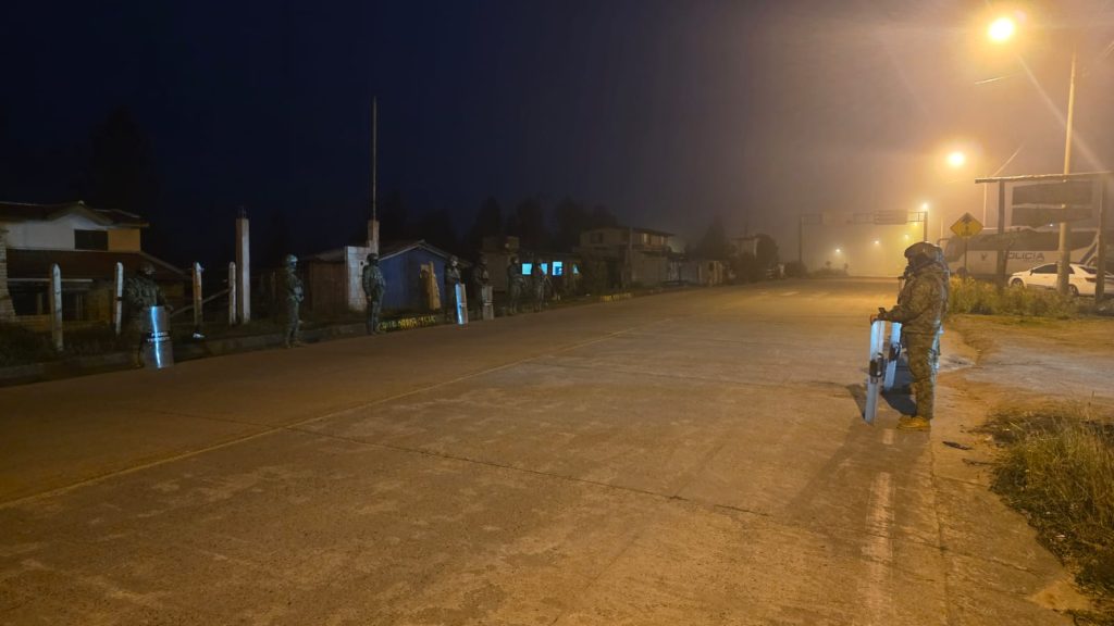 Vías de Azuay resguardadas por militares