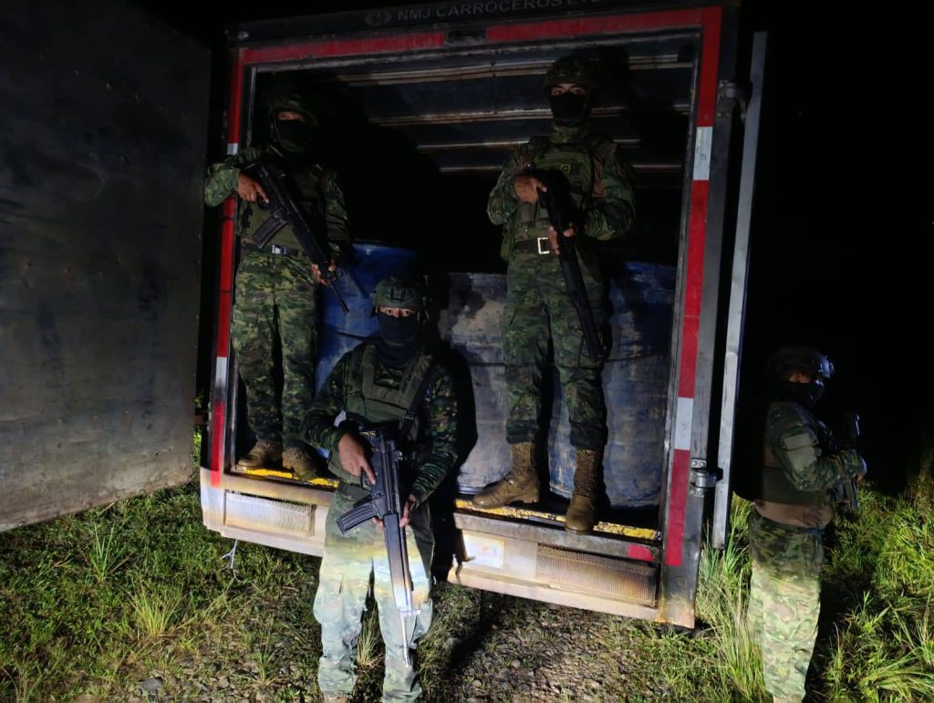 Militares desbaratan red de contrabando de combustible en Lago Agrio