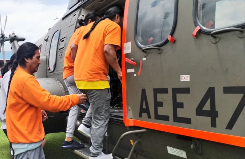 Militares trasladan a personas privadas de la libertad