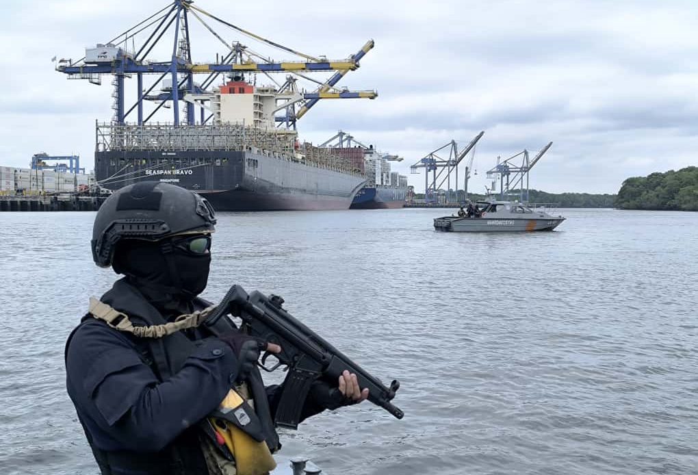 Embarcaciones con armas de fuego en alta mar pretendían ingresar al paí