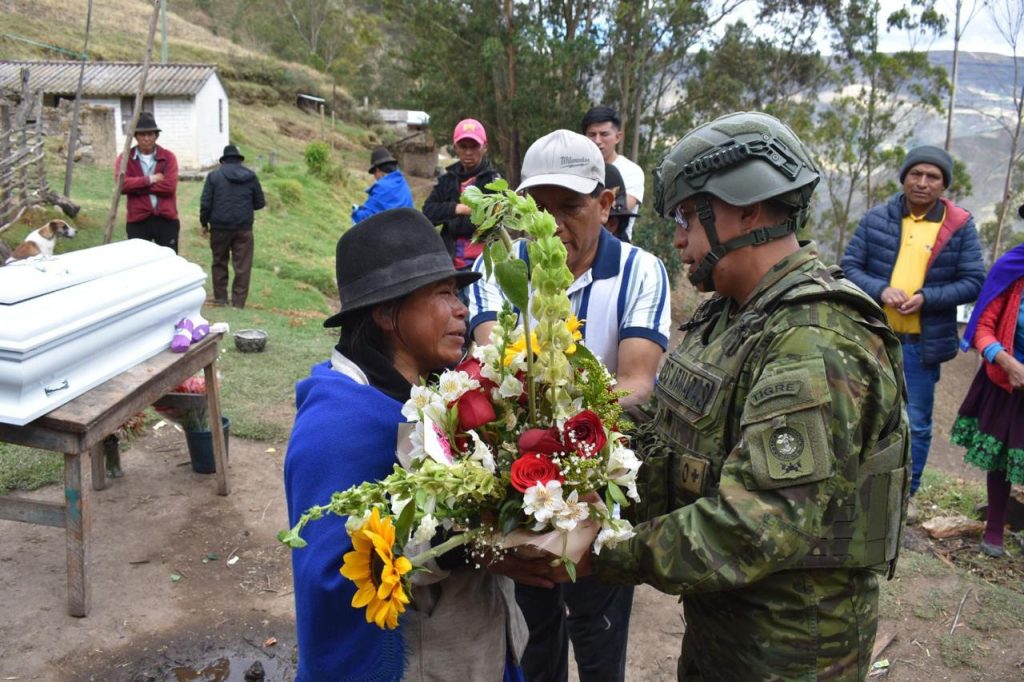 FF.AA. solidaria con damnificados en Alausí