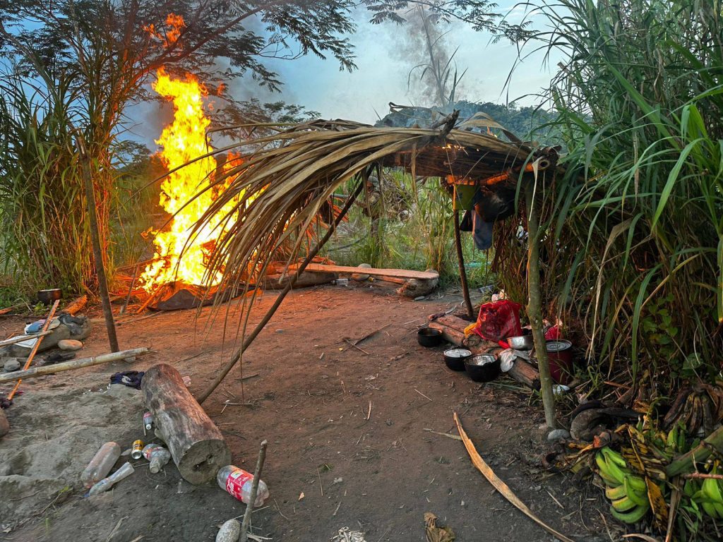 Militares destruyen campamentos de minería ilegal en Napo