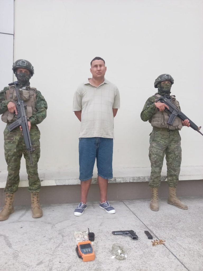 Militares aprenden a sujeto armado en Manabí