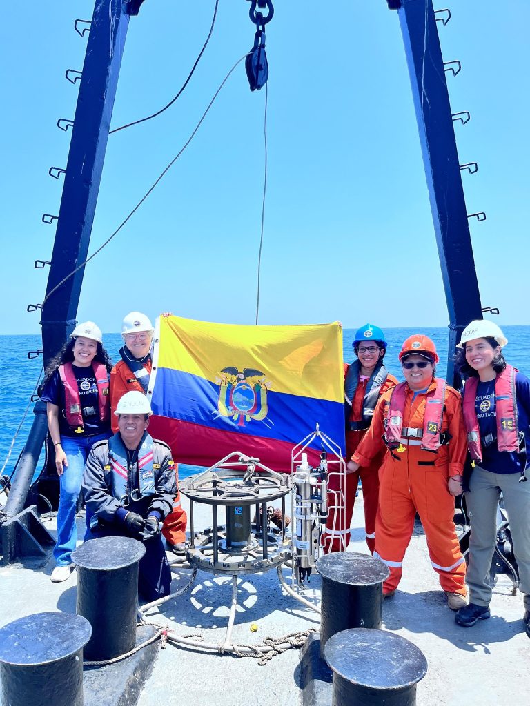 Estudiantes de la ESPOL en crucero oceanográfico