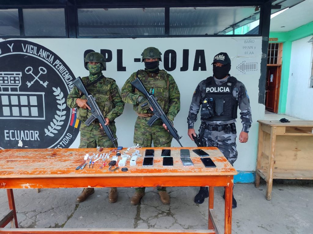 Militares controlan cárcel en Loja